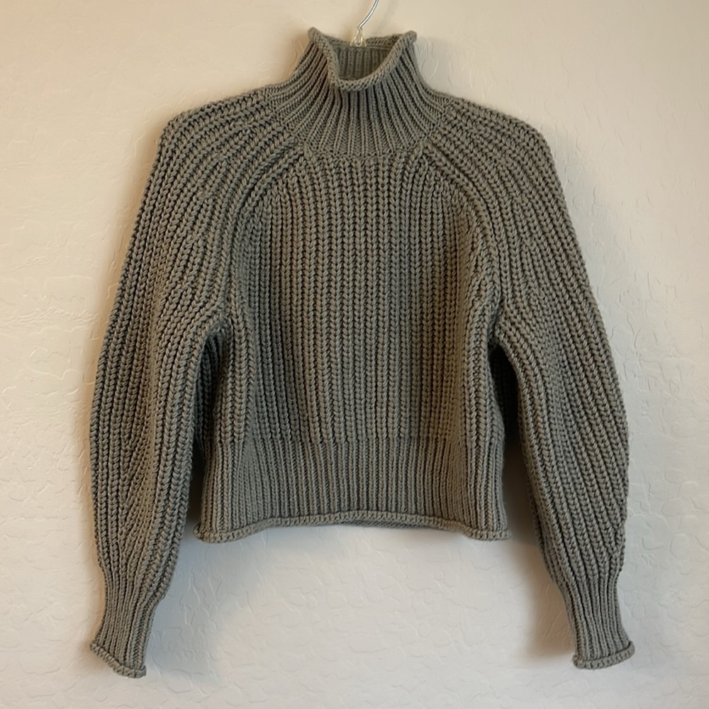 H&M Chunky Knit Turtleneck Sweater in Sage Green Size S Wool Blend Curled finish